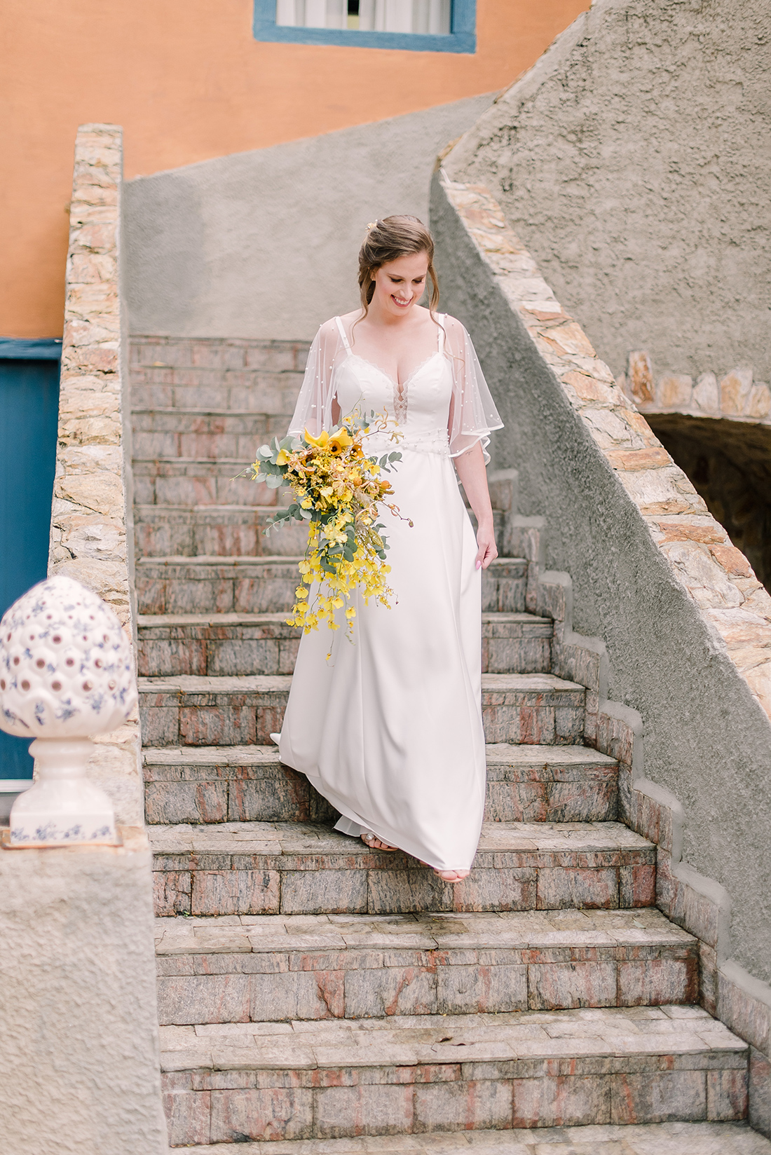 Editorial Yellow & Gray Noiva Ansiosa - Pantone 2021 - Noiva com vestido Helen Salles