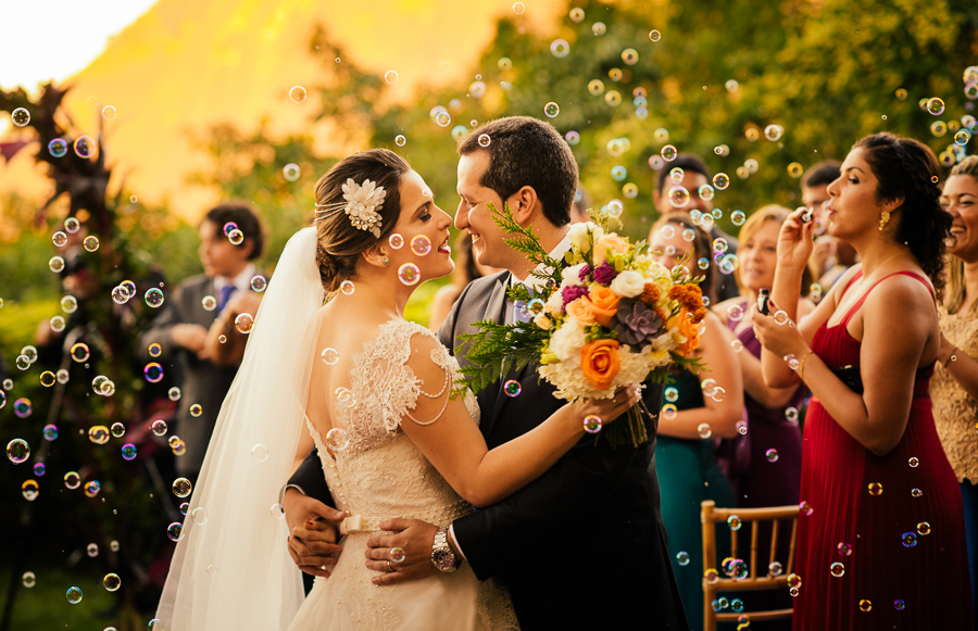 Casal fica mostrando puro amor um ao outro ao pôr do sol