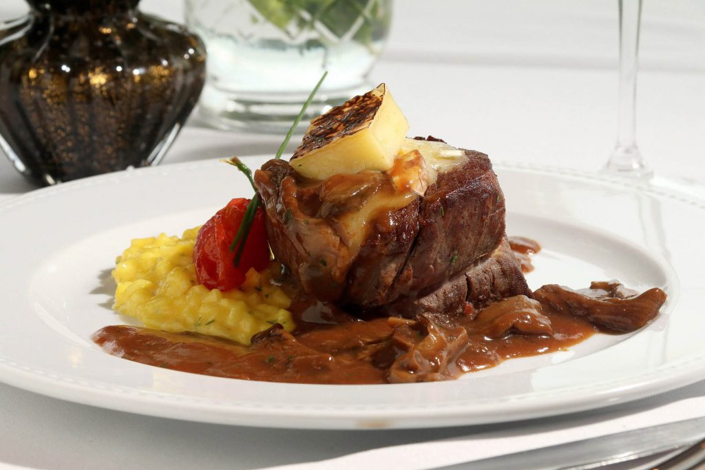 Medalhao de filet com brie e molho funghi com risoto de açafrão (10)