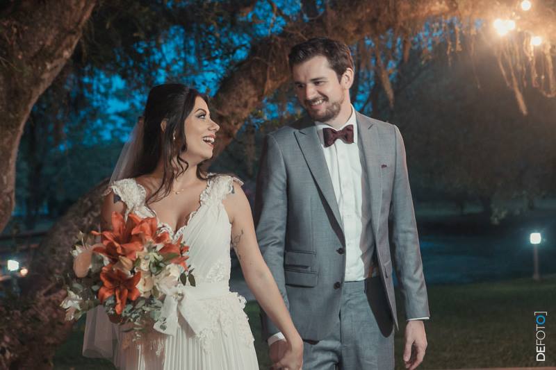 lindo noiva personagem com Casamento guarda roupa e opcional