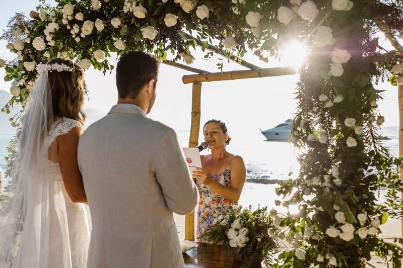 Lindo casamento na praia em Ilhabela - fotos de João Cappa