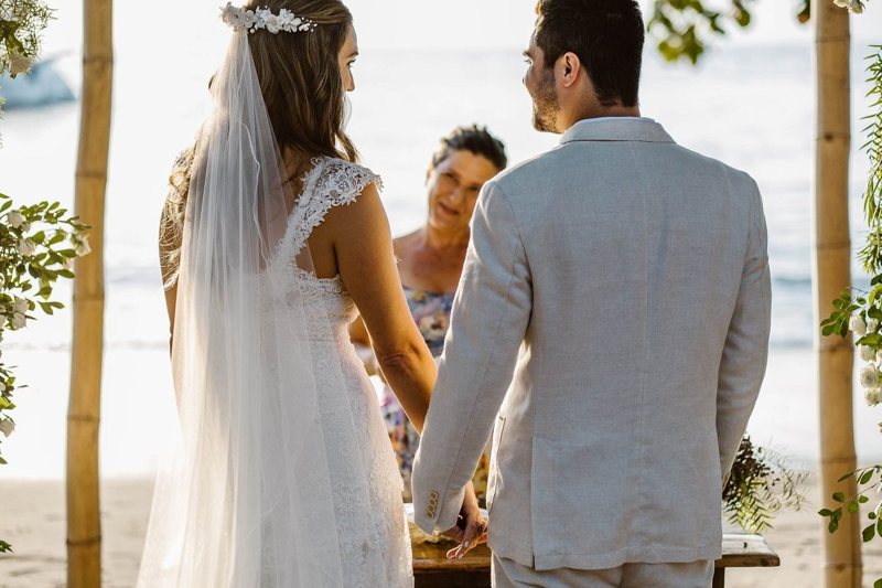 Lindo casamento na praia em Ilhabela - fotos de João Cappa