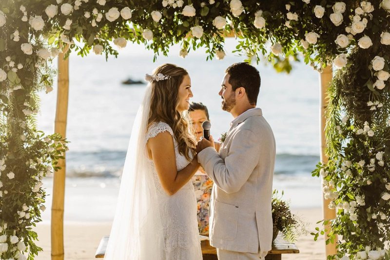 Lindo casamento na praia em Ilhabela - fotos de João Cappa