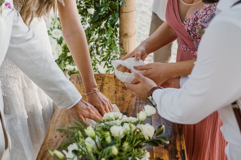 Lindo casamento na praia em Ilhabela - fotos de João Cappa