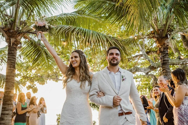 Lindo casamento na praia em Ilhabela - fotos de João Cappa