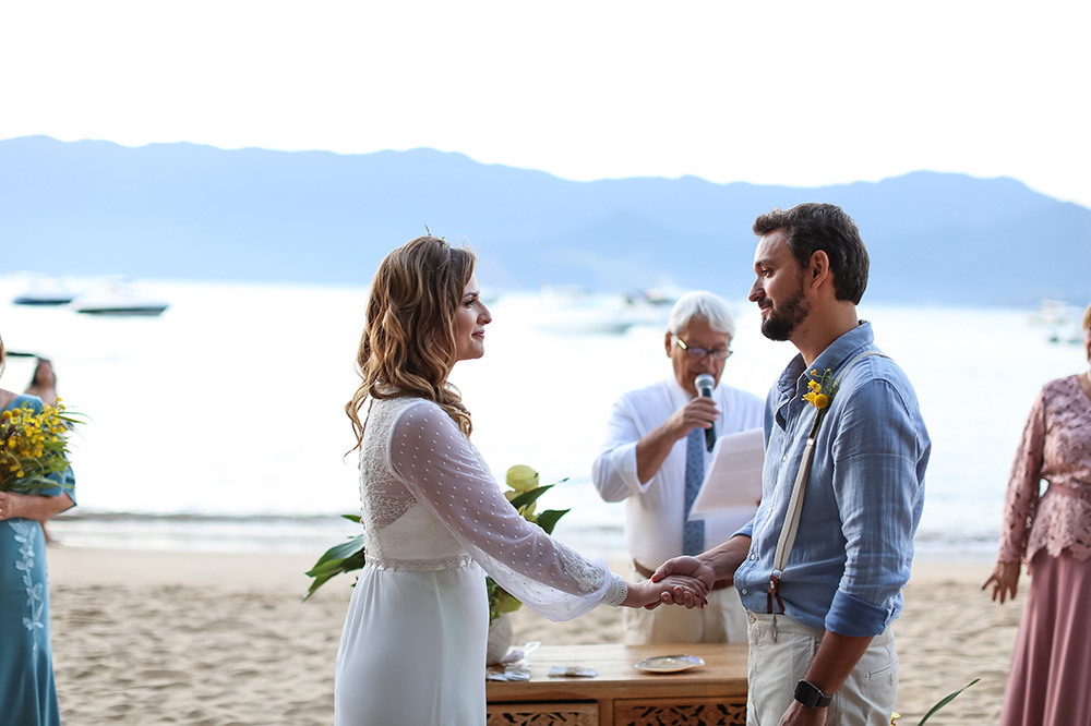 Carol e Rafa Casamento com luz e alegria em Ilhabela