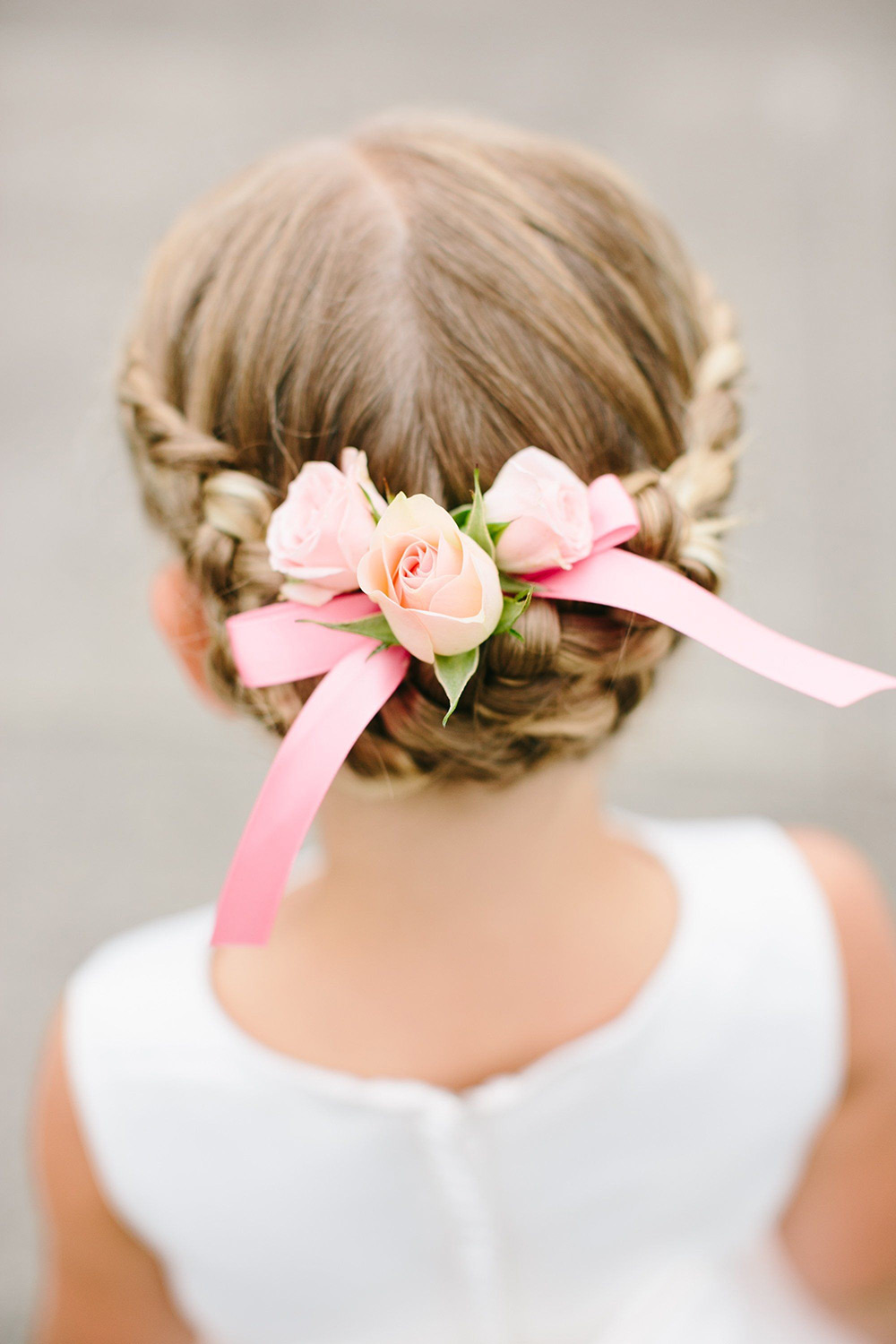 O penteado para daminha de casamento ideal para cada idade