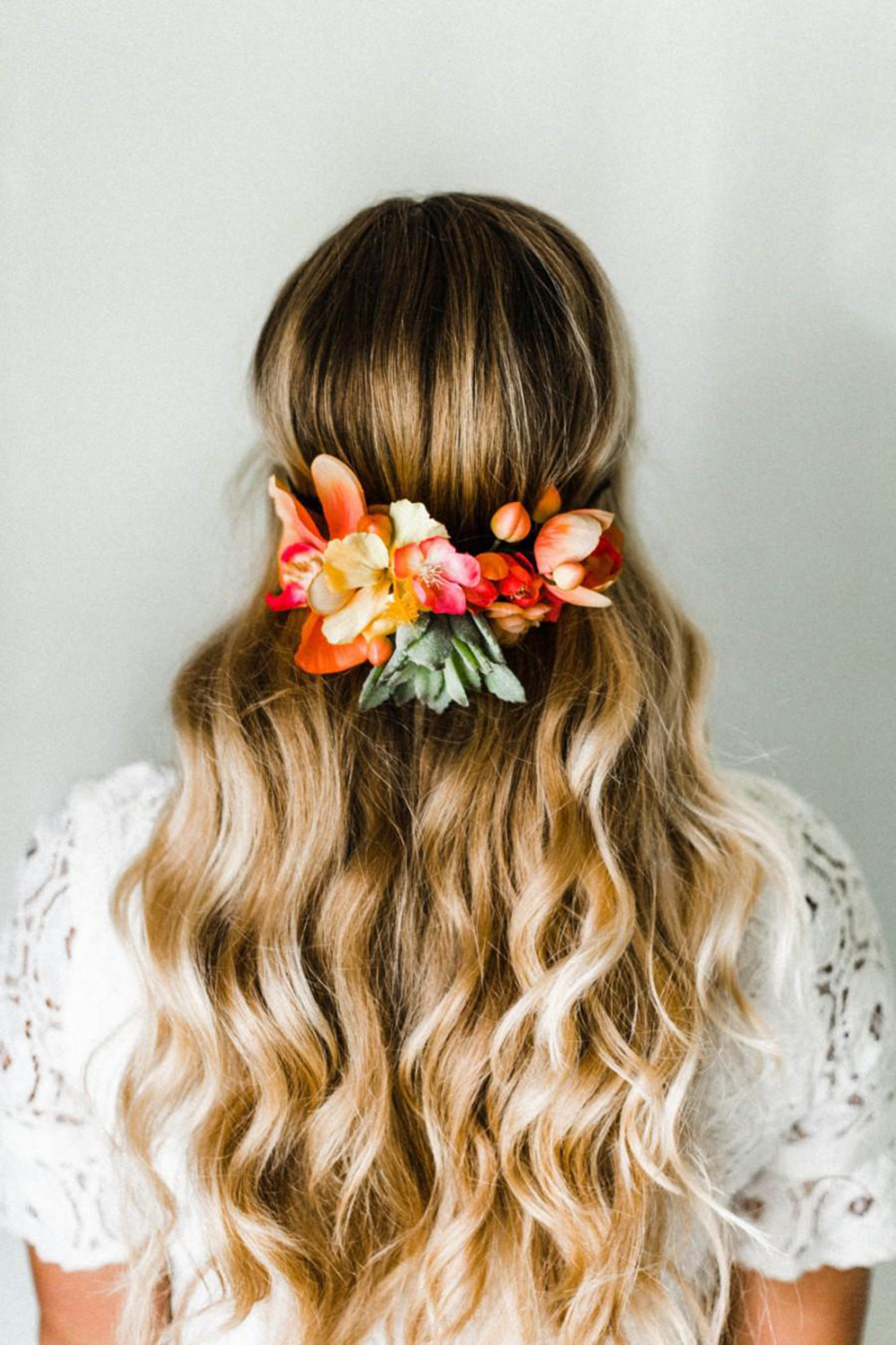 Vejo flores em você | 45 penteados para noivas com flor no cabelo