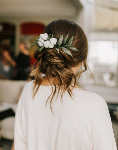 Vejo flores em você | 45 penteados para noivas com flor no cabelo