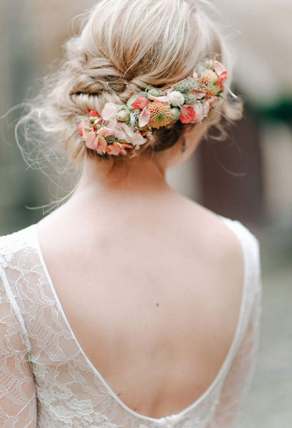 Vejo flores em você | 45 penteados para noivas com flor no cabelo