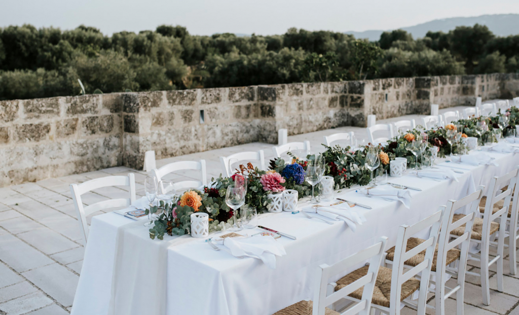 Mesas comunitárias no casamento: integração, aconchego e elegância