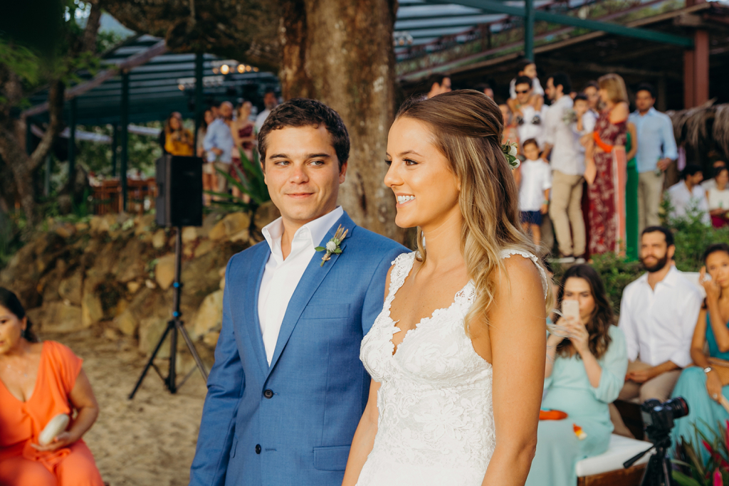 energia em Ilhabela casamento pe na areia gabriella e flavio