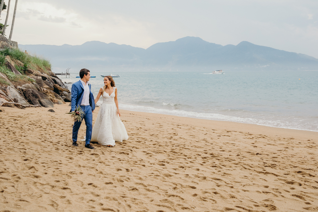 energia em Ilhabela casamento pe na areia gabriella e flavio