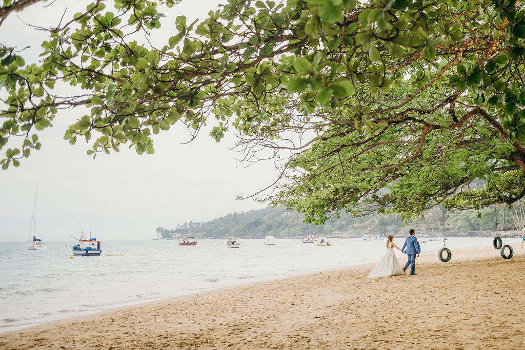 energia em Ilhabela casamento pe na areia gabriella e flavio