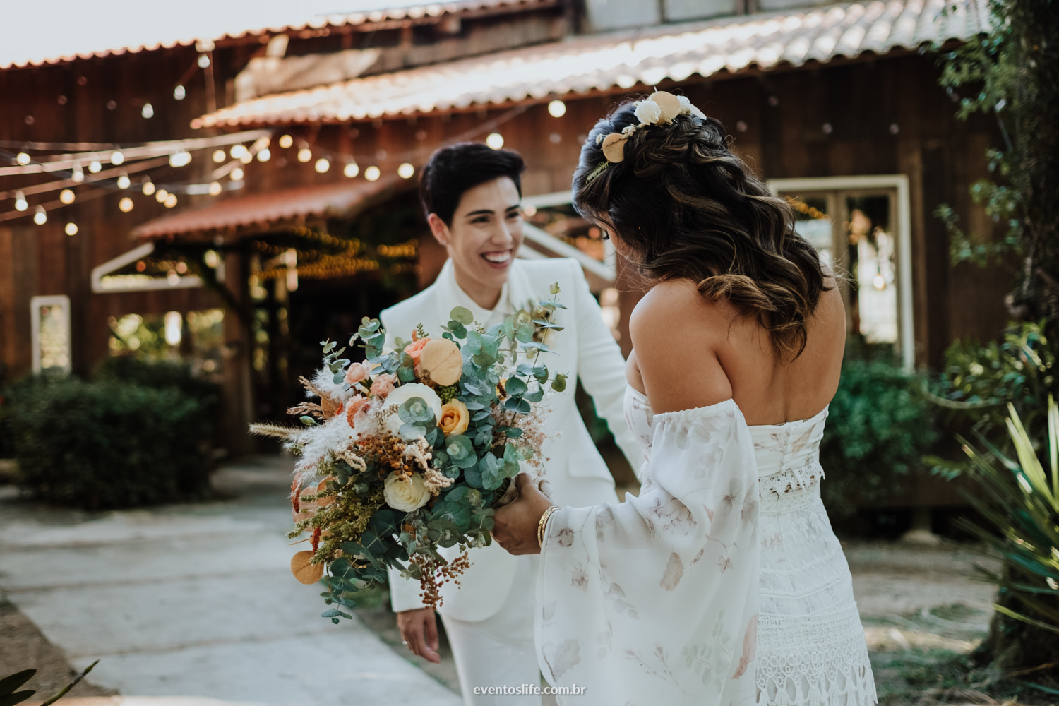 Aline e Marcele Casamento no campo amor ao ar livre Casamento Homoafetivo