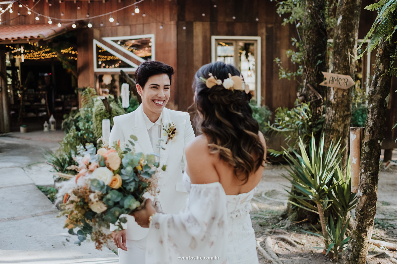 Aline e Marcele Casamento no campo amor ao ar livre Casamento Homoafetivo