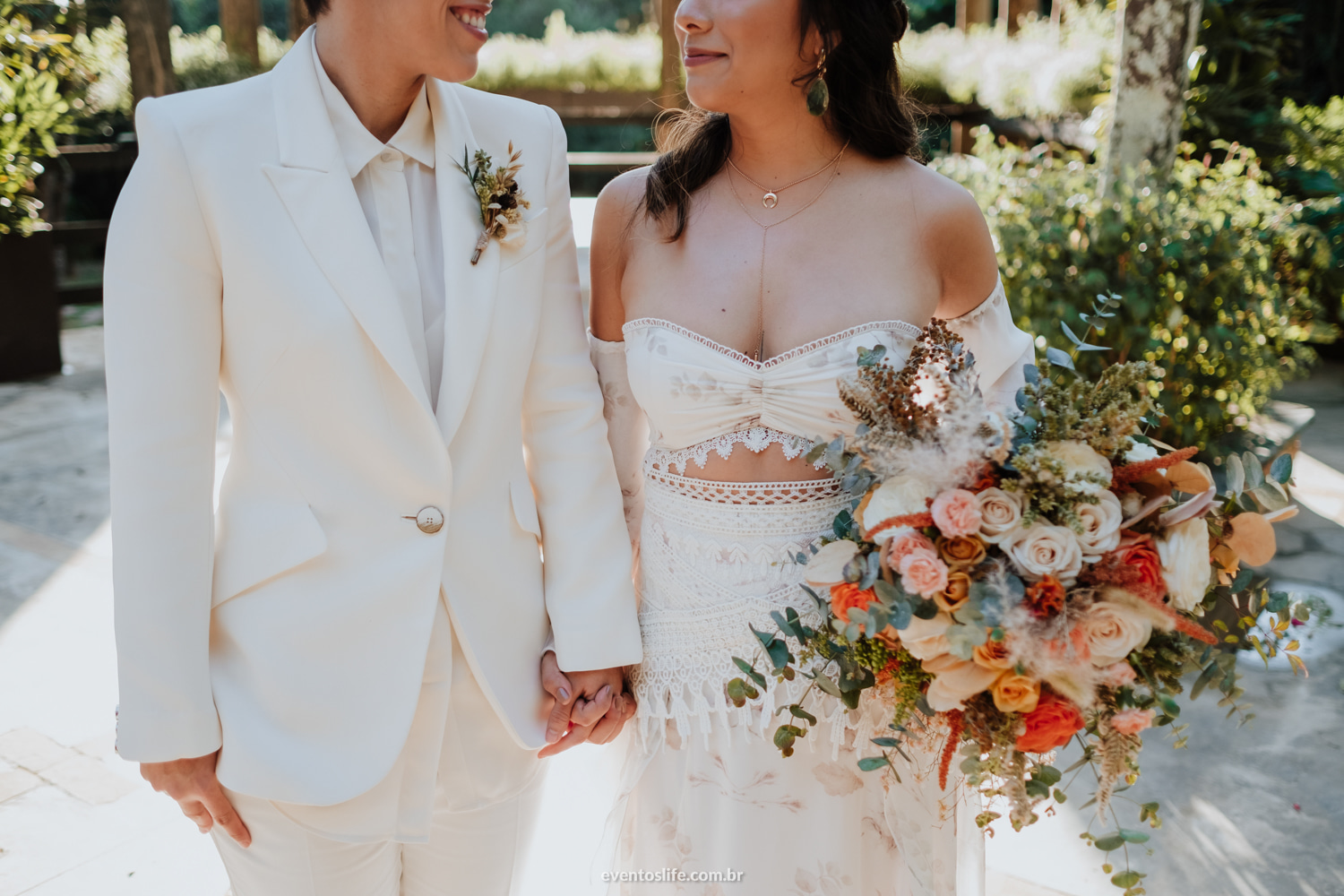 Aline e Marcele Casamento no campo amor ao ar livre Casamento Homoafetivo