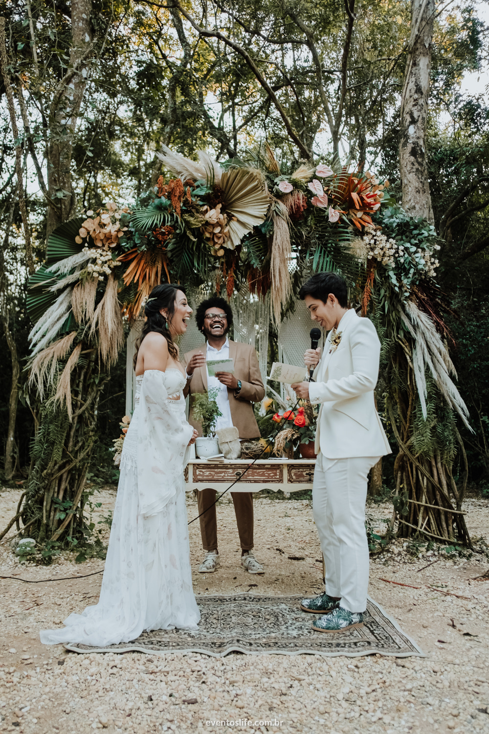 Aline e Marcele Casamento no campo amor ao ar livre Casamento Homoafetivo