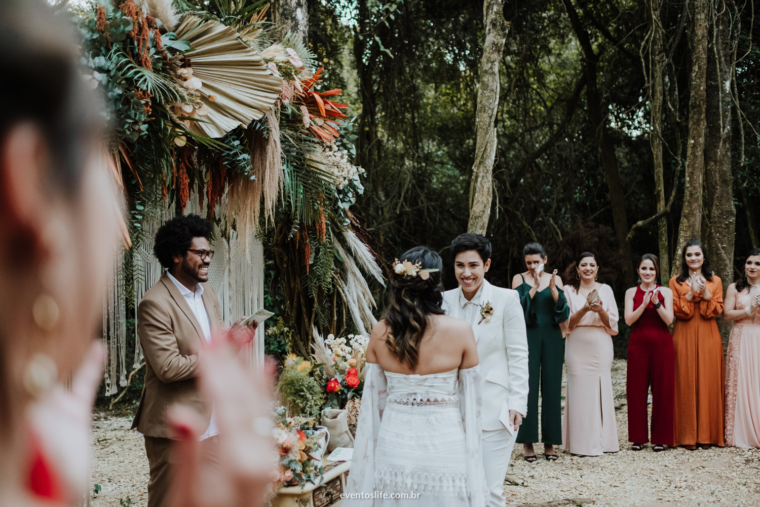 Aline e Marcele Casamento no campo amor ao ar livre Casamento Homoafetivo