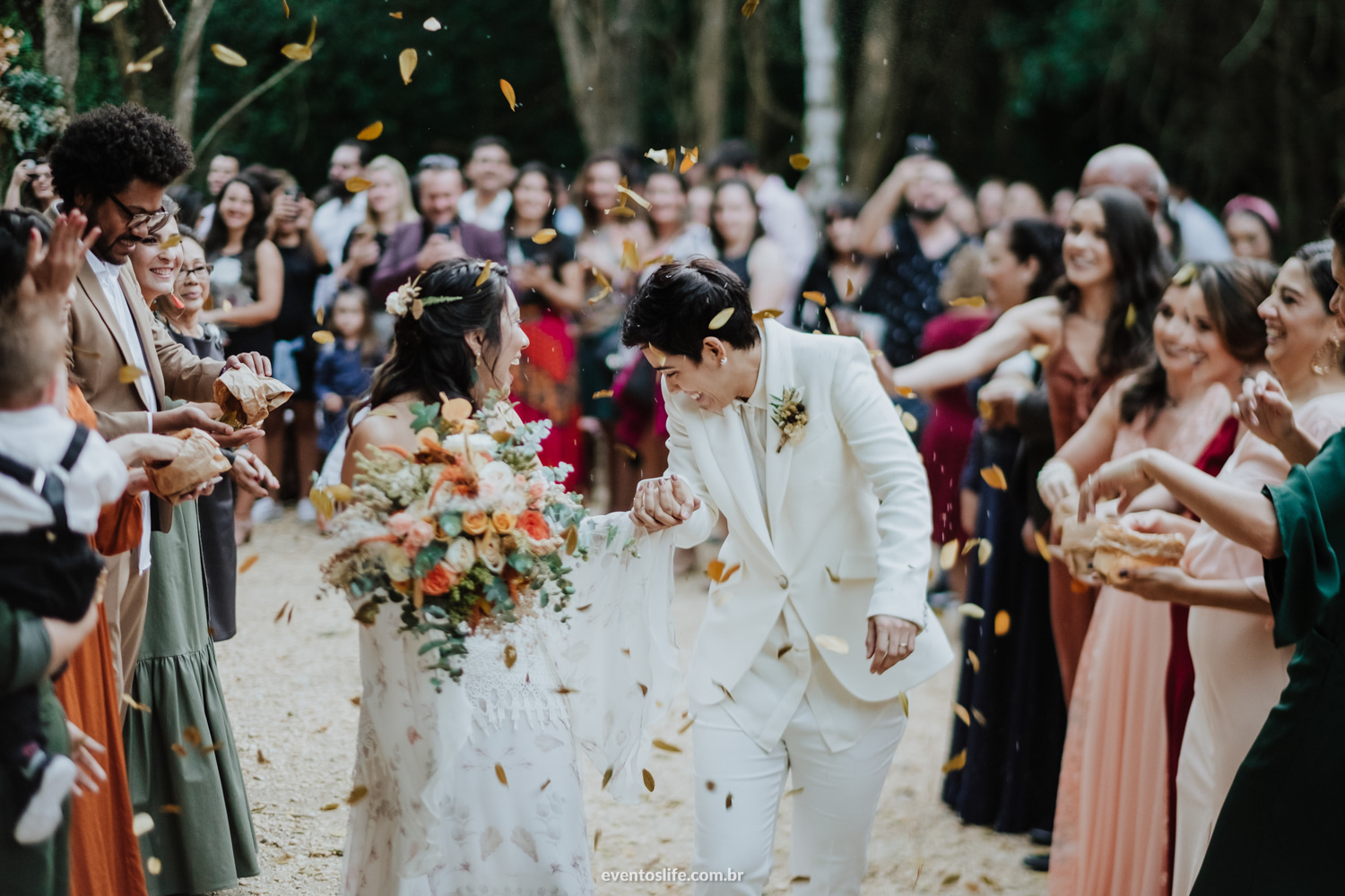 Aline e Marcele Casamento no campo amor ao ar livre Casamento Homoafetivo