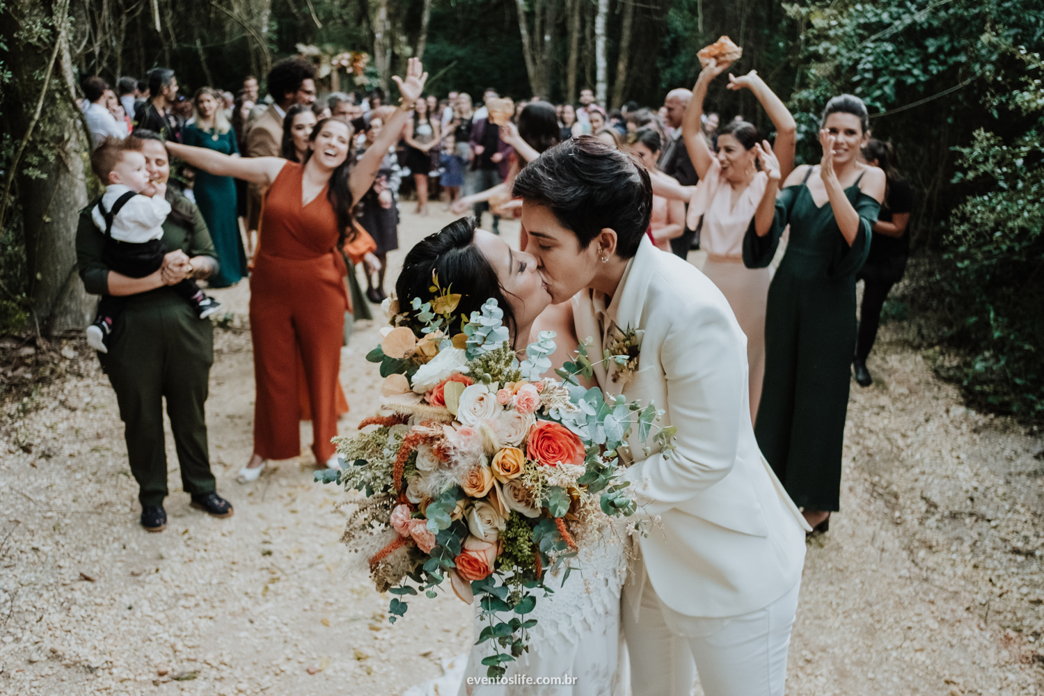 Aline e Marcele Casamento no campo amor ao ar livre Casamento Homoafetivo