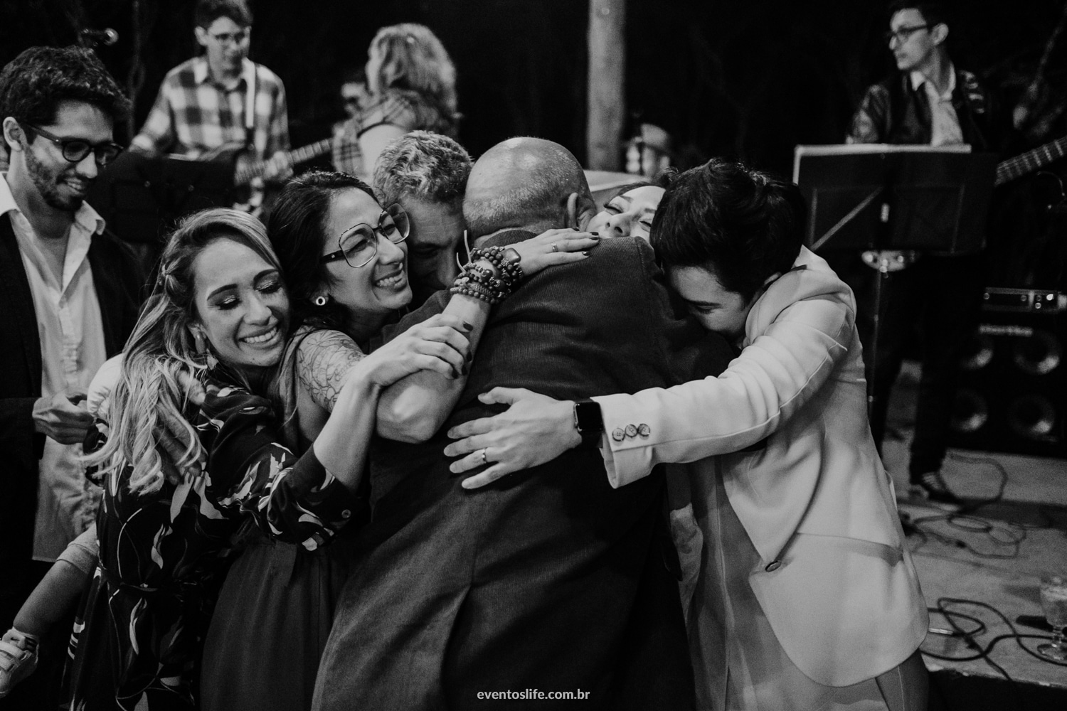 Aline e Marcele Casamento no campo amor ao ar livre Casamento Homoafetivo