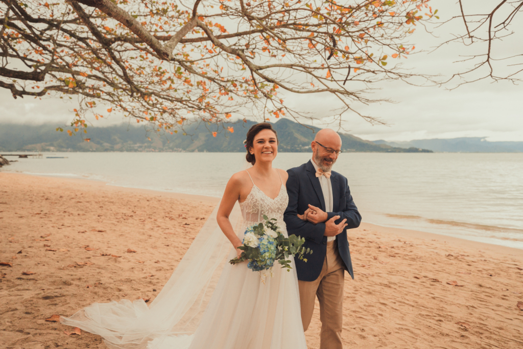 Anna Julia e Thomas Casamento vibrante em Ilhabela