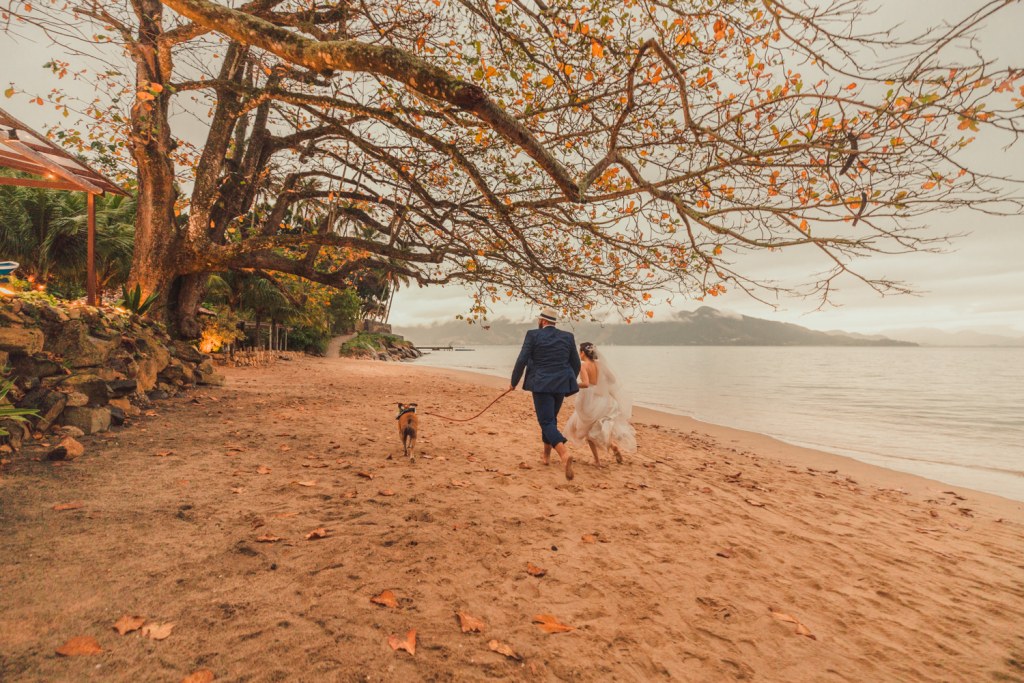 Anna Julia e Thomas Casamento vibrante em Ilhabela