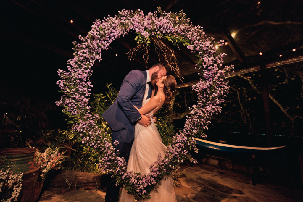 Anna Julia e Thomas Casamento vibrante em Ilhabela