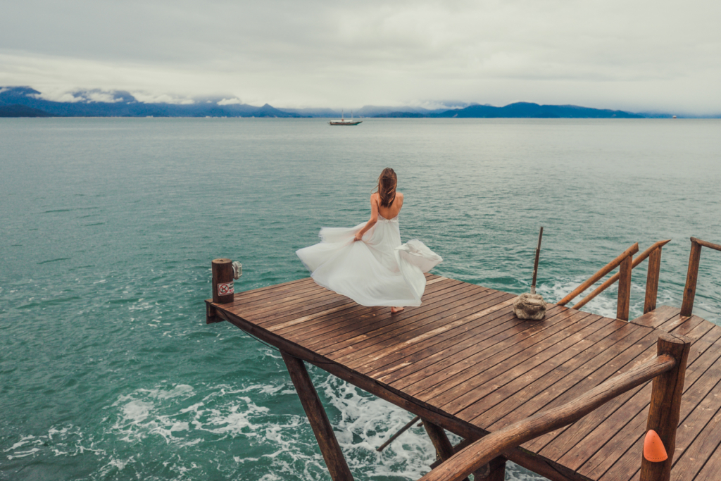 Anna Julia e Thomas Casamento vibrante em Ilhabela