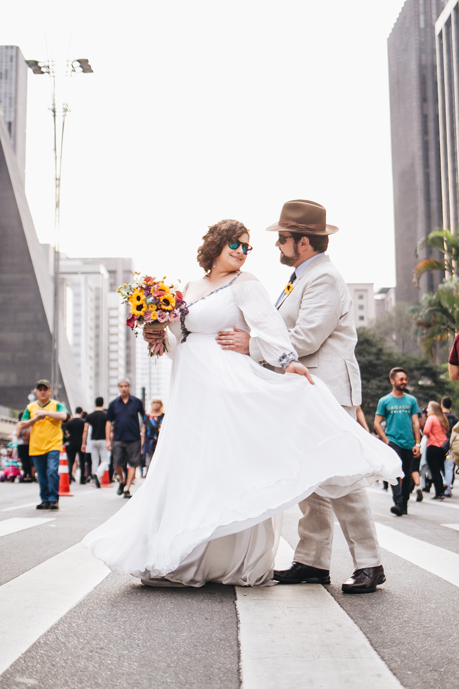 Agatha e Vinicius Casamento urbano do predio ao pub Canvas Atelie