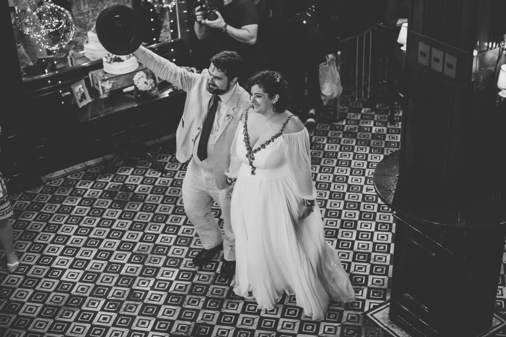Agatha e Vinicius Casamento urbano do predio ao pub Canvas Atelie