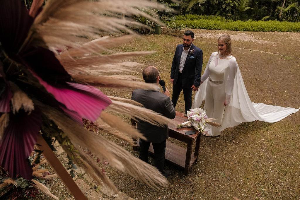 Juliana e Vinicius Casamento na Casa Giardino a dois com amor Karina Matos Assessoria