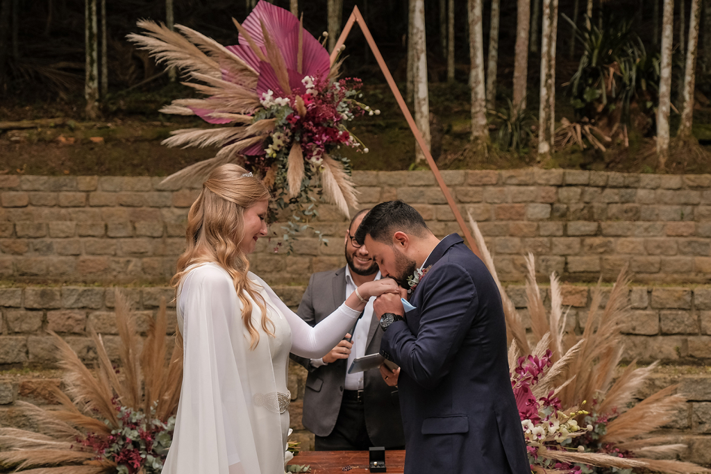 Juliana e Vinicius Casamento na Casa Giardino a dois com amor Karina Matos Assessoria