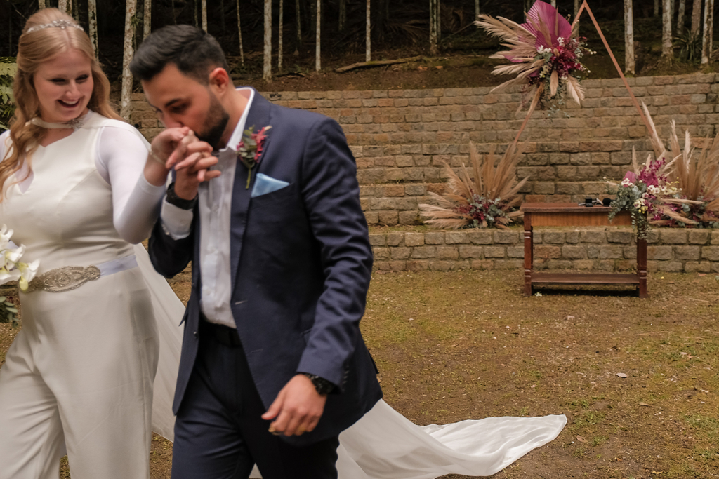 Juliana e Vinicius Casamento na Casa Giardino a dois com amor Karina Matos Assessoria