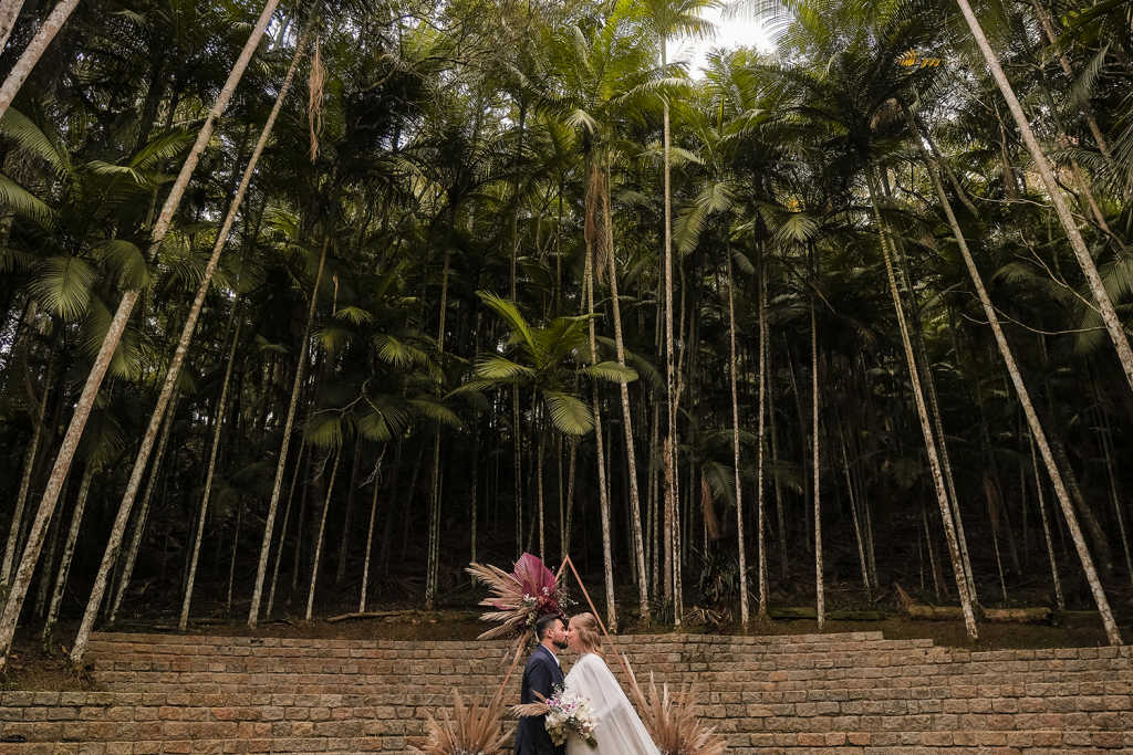 Juliana e Vinicius Casamento na Casa Giardino a dois com amor Karina Matos Assessoria