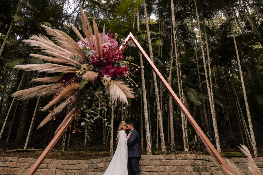 Juliana e Vinicius Casamento na Casa Giardino a dois com amor Karina Matos Assessoria