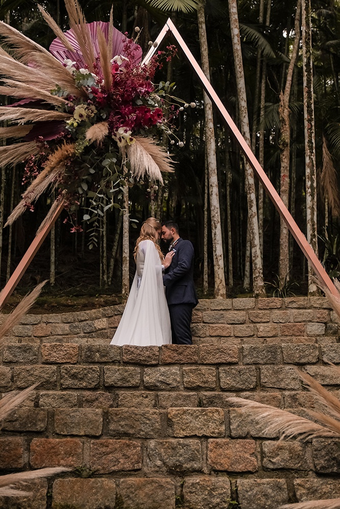 Juliana e Vinicius Casamento na Casa Giardino a dois com amor Karina Matos Assessoria