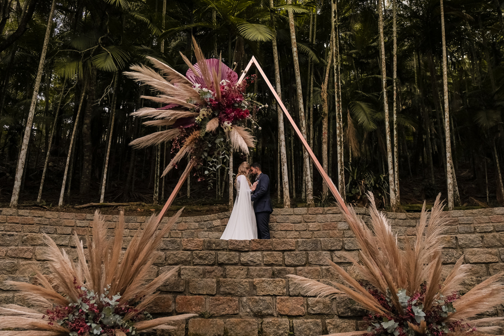 Juliana e Vinicius Casamento na Casa Giardino a dois com amor Karina Matos Assessoria