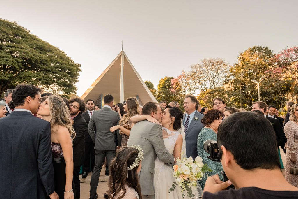 Virna e Gabriel Casamento em Brasilia Vestido de noiva à distância Helen Salles