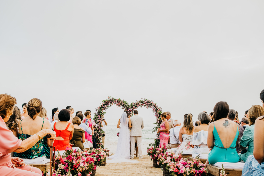 Bianca e Gabriel | Praia, sol, amor e mar: casamento em Maresias