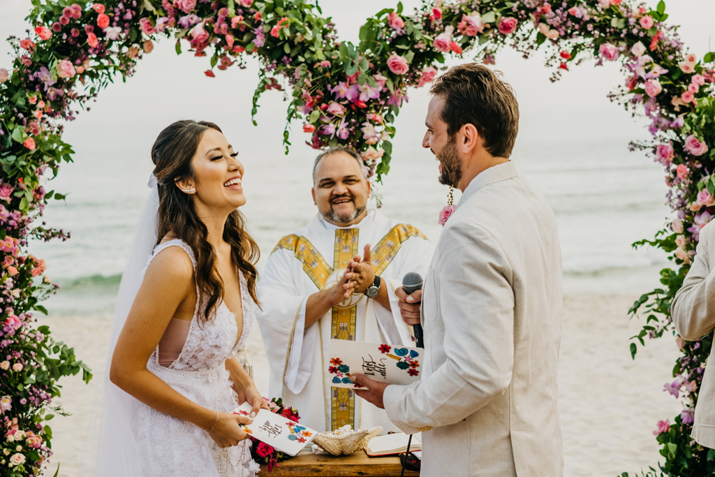 Bianca e Gabriel | Praia, sol, amor e mar: casamento em Maresias