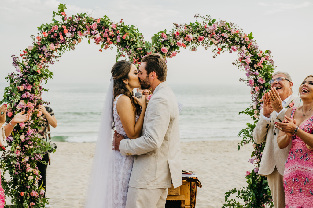 Bianca e Gabriel | Praia, sol, amor e mar: casamento em Maresias