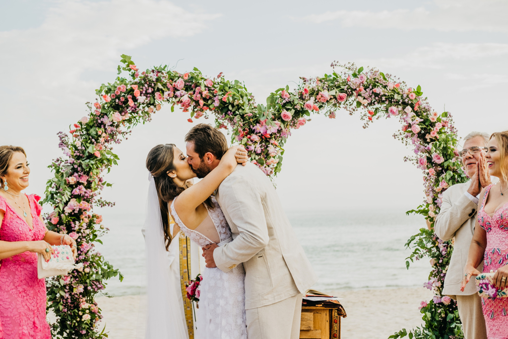 Bianca e Gabriel | Praia, sol, amor e mar: casamento em Maresias