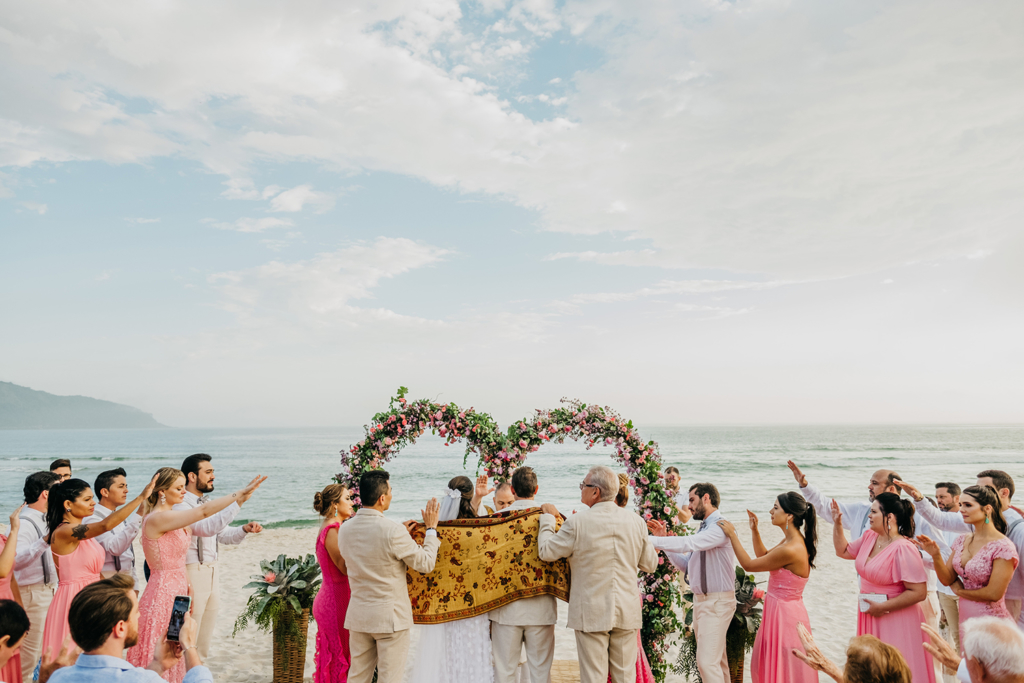 Bianca e Gabriel | Praia, sol, amor e mar: casamento em Maresias