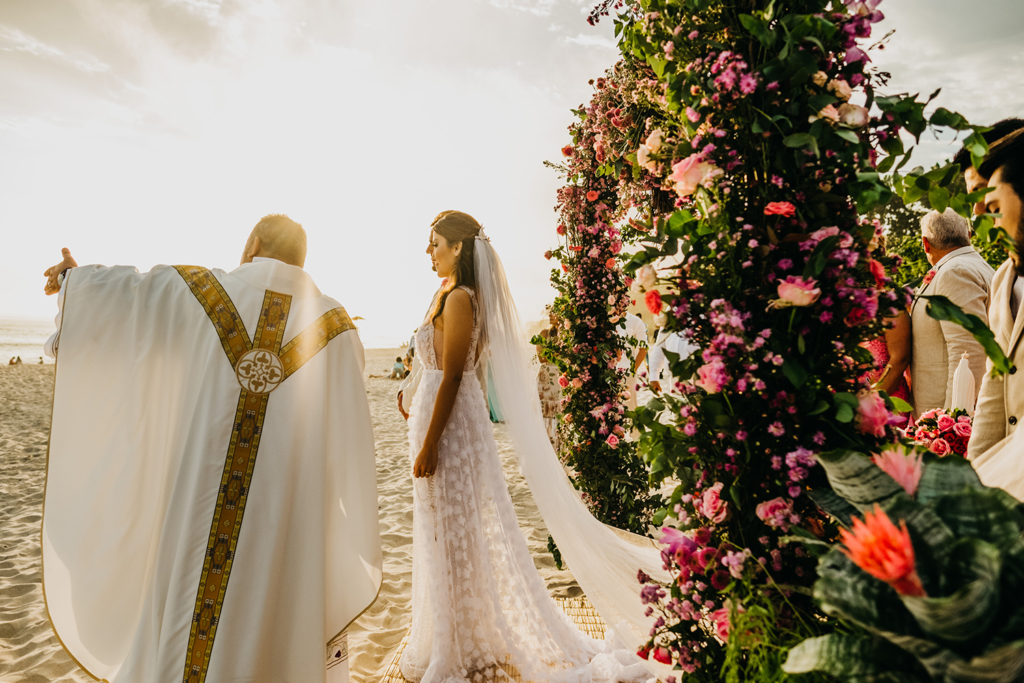 Bianca e Gabriel | Praia, sol, amor e mar: casamento em Maresias