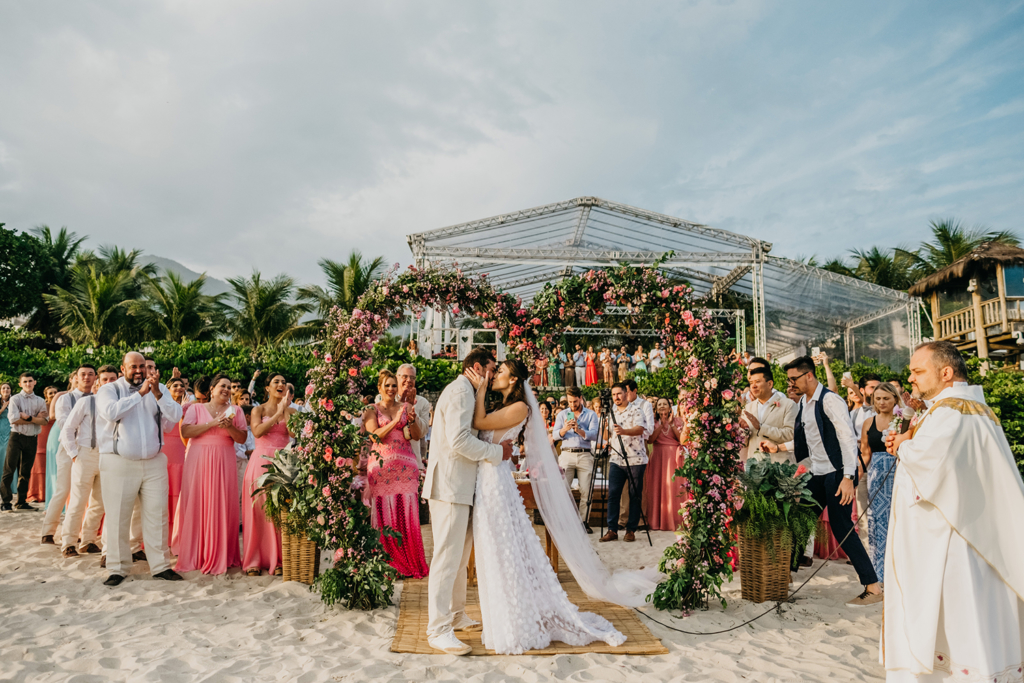 Bianca e Gabriel | Praia, sol, amor e mar: casamento em Maresias