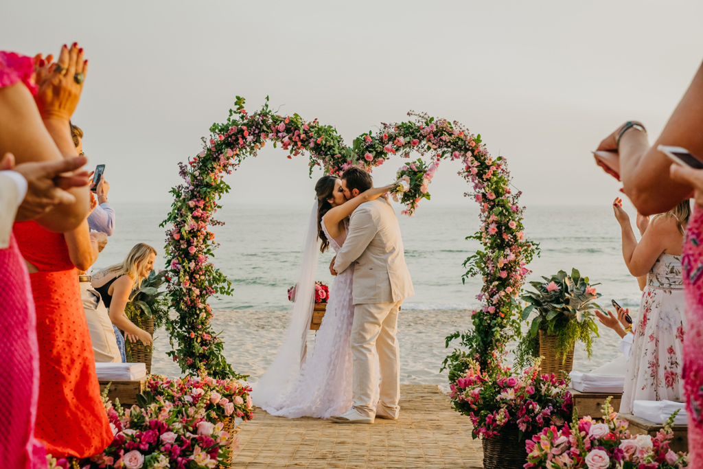 Bianca e Gabriel | Praia, sol, amor e mar: casamento em Maresias