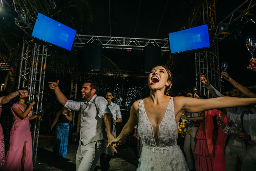 Bianca e Gabriel | Praia, sol, amor e mar: casamento em Maresias