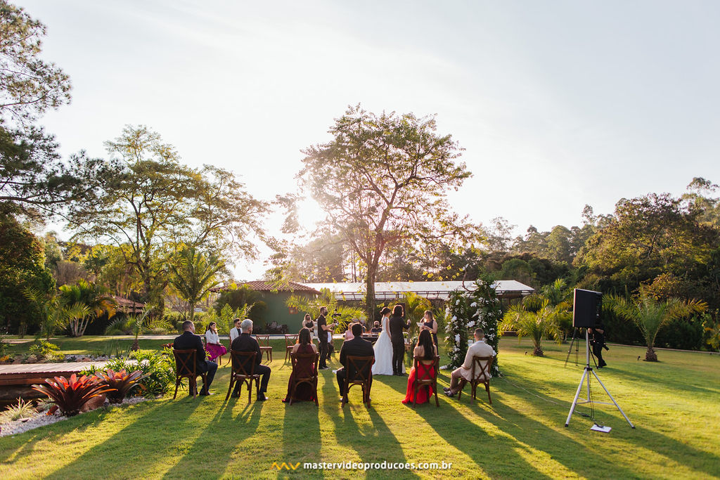 Becky e Regis | Casamento de conto de fadas na Fazenda Dona Inês com decoração Flor Brasileira